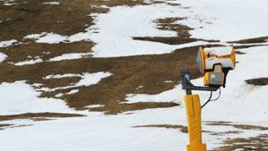 Der Pfeiler einer Schneekanone steht auf einer Piste am Feldberg. Die Ermittlungen zu dem tödlichen Unfall Anfang des Jahres wurden eingestellt. (Archivfoto) Foto: dpa