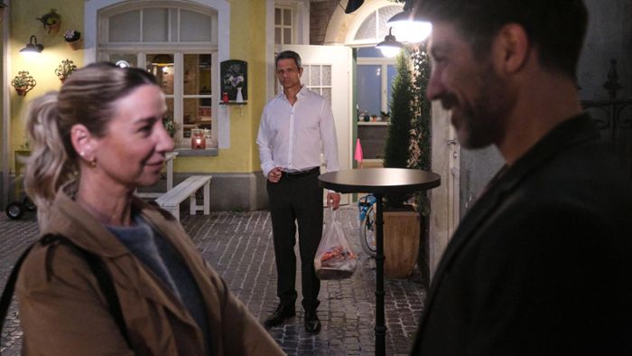 Benedikt (Jens Hajek, M.) versetzt es einen Stich, Ute (Isabell Hertel) so vertraut mit Ferhat (Harun Yildirim) zu sehen. Benedikt (Jens Hajek, M.) versetzt es einen Stich, Ute (Isabell Hertel) so vertraut mit Ferhat (Harun Yildirim) zu sehen.