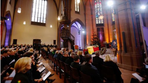 Hunderte Gäste kommen zur Trauerfeier von Wolfgang Schäuble in in der evangelischen Stadtkirche von Offenburg. Foto: dpa/Philipp von Ditfurth