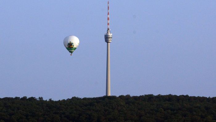 Riesiger Heißluftballon schwebt bei Jungfernfahrt über Stuttgart