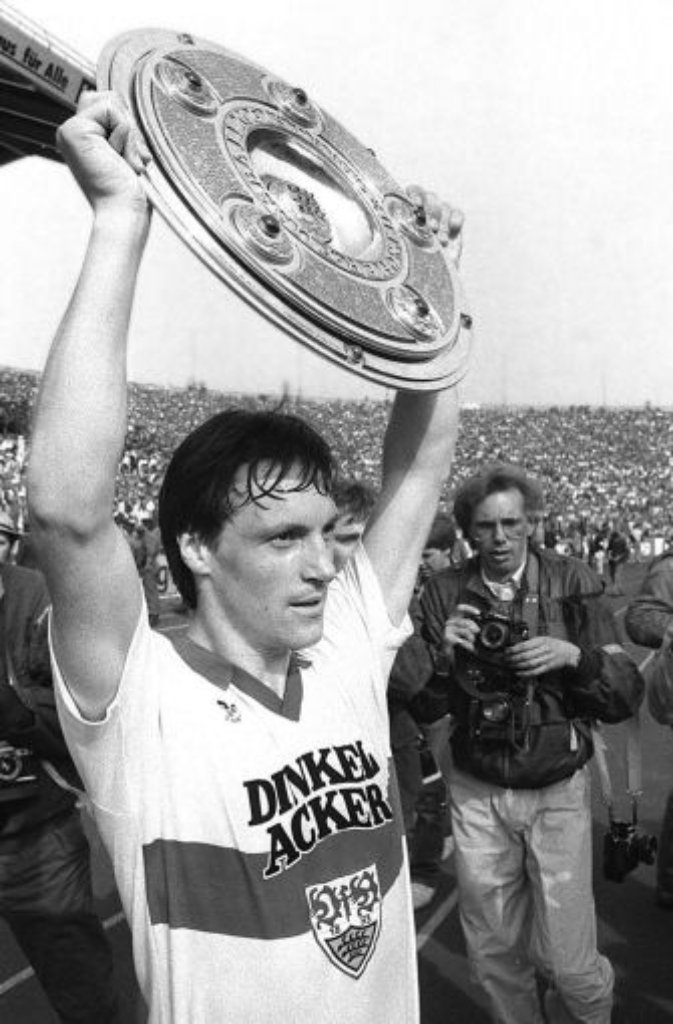 1984: Bremen – VfB 1:2Vorletzter Spieltag: Asgeir Sigurvinsson traf zur Führung (62.), Benno Möhlmann glich aus (72.). Acht Minuten vor dem Ende traf Hermann Ohlicher zum 2:1-Sieg. So stand es auch nach 90 Minuten, Trainer Helmut Benthaus jubelte: „Wir sind Meister.“ Sigurvinsson hält die Meisterschale in die Höhe.