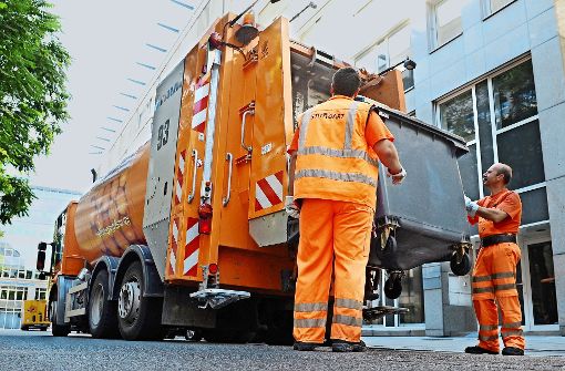 Schwere Lasten, die auf den Rücken gehen: Stuttgarter Müllwerker sind häufiger krank als andere Arbeitnehmer. Foto: dpa