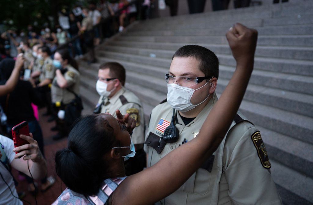 Wütende Demonstranten in Minneapolis Foto: dpa/Mark Vancleave