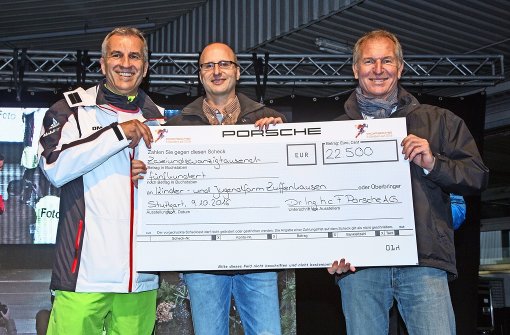 Porsche-Vorstandsmitglied Albrecht Reimold überreicht Michael Schlecht und Norbert Gassmann (v.l.) den Spendenscheck. Foto: Porsche