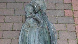 Eine Madonna sowie ein Kruzifix werden zwischen Gingen und Süßen bei Schrebergärten gefunden. Es könnte sich um Teile eines Wegkreuzes handeln.  Foto: Polizeipräsidium Göppingen
