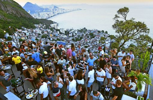 Auch mit Partys kann man Geld verdienen: Die Clubs über den Dächern der Favela Vidigal gehören zu den beliebtesten von Rio. Foto: Tobias Käufer/TK