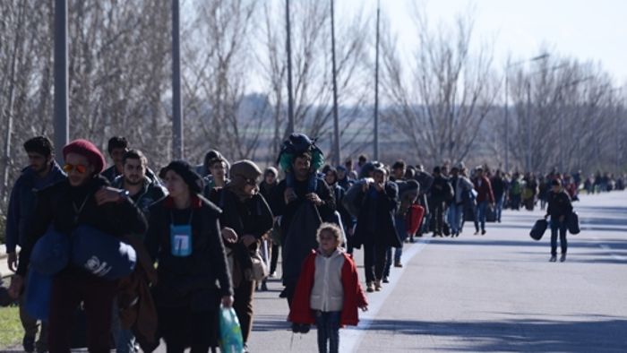 Flüchtlinge laufen auf Autobahn Richtung Mazedonien