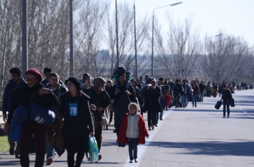 Flüchtlinge in Griechenland auf dem Weg nach Mazedonien. Foto: AP