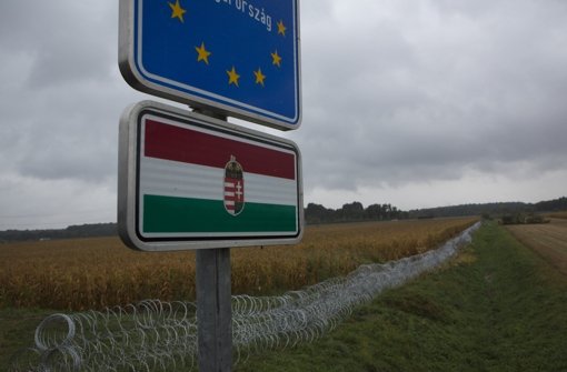 In dieser Woche hat Ungarn Stacheldraht an seiner Grenze zu Slowenien verlegt (hier ein Bild aus der Nähe von Pince vom Freitag) – ein Affront, schließlich sind beide Länder Teil der Schengen-Zone. Foto: AP