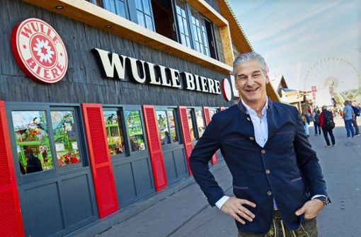 Festwirt Karl Maier vor seinem Zelt: Dort gibt es erstmals seit vielen Jahrzehnten wieder Wulle-Bier. Foto: Lichtgut/Leif Piechowski
