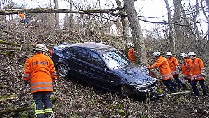 Im Dickicht der Haslacher Talsenke war Endstation für den BMW Alpina B3 Biturbo.   Foto: Polizei