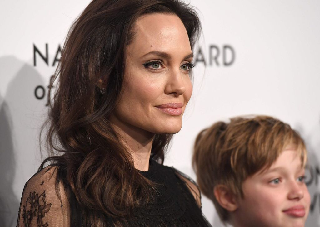 Angelina Jolie und ihre Tochter Shiloh Jolie-Pitt waren am 9. Januar bei der Preisverleihung der National Board of Review in New York. Offenbar scheint es der Kleinen besser zu gehen.