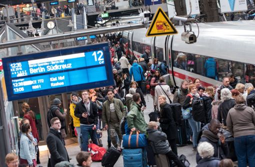 Fahrgäste brauchen oft, wie hier im Hamburger Hauptbahnhof Foto: dpa