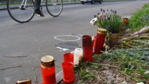 Grablichter und Blumen stehen 24. April 2015 in Köln an dem Ort, an dem am 14. April 2015 eine Radfahrerin bei einem illegalem Autorennen tödlich verletzt wurde. Das Kölner Landgericht hatte Freiheitsstrafen zur Bewährung verhängt. Der Bundesgerichtshof hat diese Entscheidung nun aufgehoben. Foto: dpa