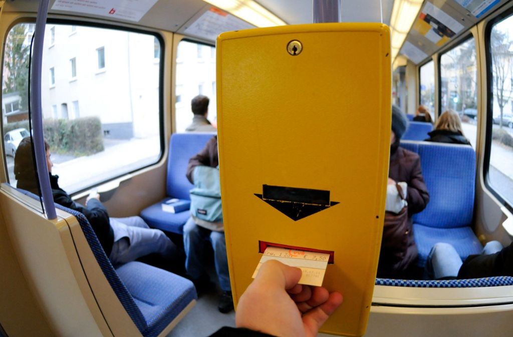 Ein Schwarzfahrer hat einen Kontrolleur in Stuttgart aus der Bahn gestoßen. (Symbolbild) Foto: dpa