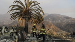 Feuerwehrleute auf einem Areal in Malibu, in dem die Waldbrände bereits gewütet haben. Foto: AP