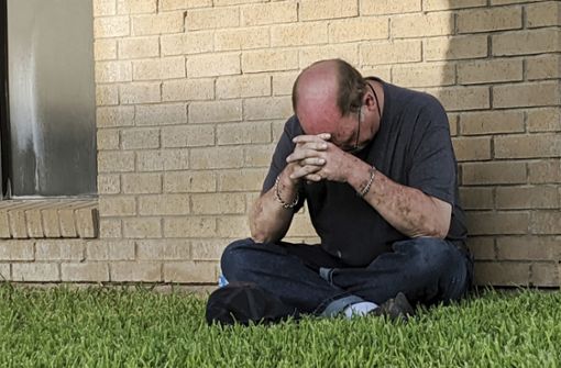 Ein Mann betet nahe der Notfallaufnahme eines Krankenhauses in Odessa, Texas. Foto: AP