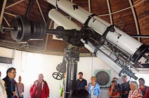 Mit Interesse ließen sich die Teilnehmer die historischen Teleskope erklären. Foto: Cedric Rehman