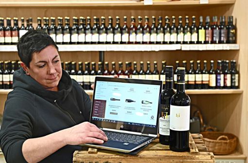 Sonja Schult vom Käsbergkeller in Mundelsheim weiß, wie wichtig der Onlineverkauf für die Winzer geworden ist. Foto: Werner Kuhnle
