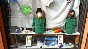 Dieses Schaufenster der Internationalen Apotheke macht auf  das Grippevirus aufmerksam, doch jeder zweite Kunde frage wegen des Coronavirus nach Masken. Foto: Andreas Rosar