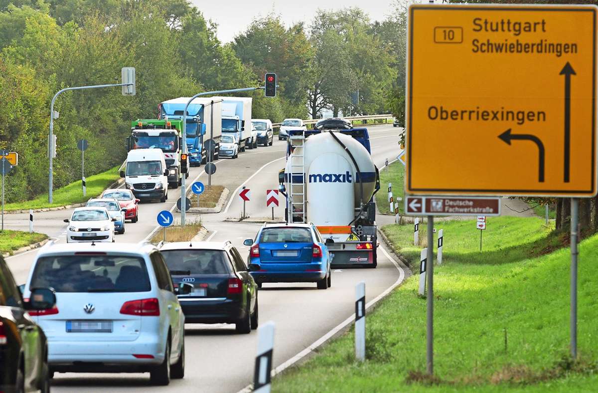 Rund 30 000 Fahrzeuge wälzen sich täglich über die B 10 durch den Vaihinger Teilort Enzweihingen. Foto: factum//Simon Granville