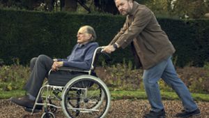 Tony (Ricky Gervais, rechts) stiert zwar mürrisch, kümmert sich aber rührend um  seinen Vater (David Bradley). Foto: Netflix/Ray Burmiston