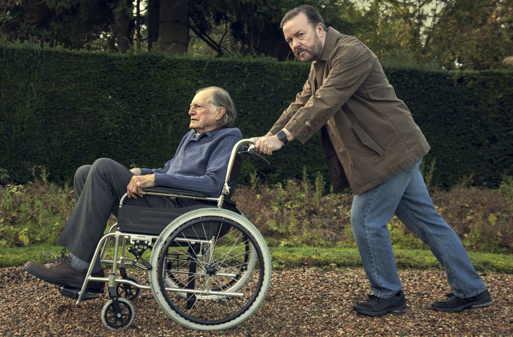Tony (Ricky Gervais, rechts) stiert zwar mürrisch, kümmert sich aber rührend um  seinen Vater (David Bradley).