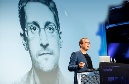 Der Whistleblower Edward Snowden ist zugeschaltet: Der Republica-Gründer Markus Beckedahl (rechts) organisiert seit zehn Jahren die Netzkonferenz. Foto: republica Montage: Schlösser