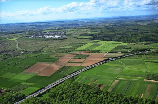 Das Luftbild zeigt die Autobahn und die Lage des möglichen neuen Gewerbegebiets westlich davon. Foto: Werner Kuhnle