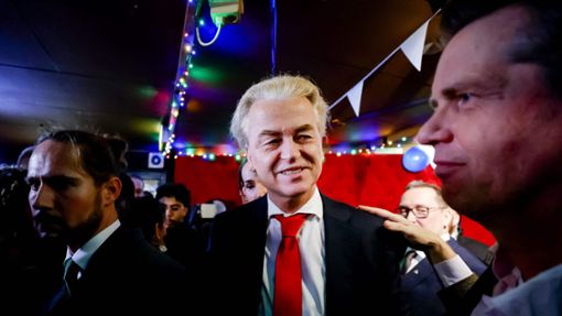 Geert Wilders strahlt über das Ergebnis. Foto: AFP/Remko de  Waal
