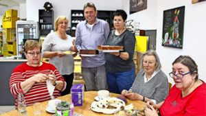Birgit Buchalla mit Bernd und Heidi Käser (hinten von links) bringen Kuchen, während Cornelia Fuchs, Ursula Rabe und Roswitha Maier (vorne von links)  stricken und naschen. Foto: Caroline Holowiecki