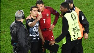 Geduldsspiel beim Selfie mit einem Fan: Portugals Cristiano Ronaldo Foto: AFP