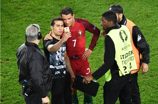 Geduldsspiel beim Selfie mit einem Fan: Portugals Cristiano Ronaldo Foto: AFP