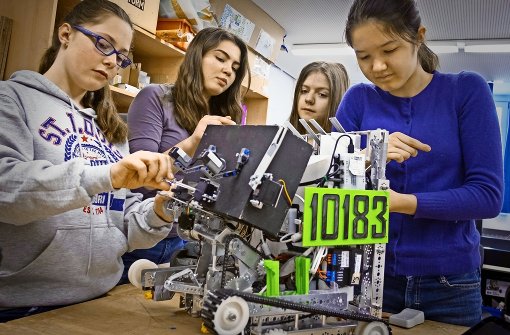Die KKST-Girls aus dem Königin-Katharina-Stift bringen ihren Roboter namens Werner wieder auf Vordermann. Foto: Lichtgut/Max Kovalenko