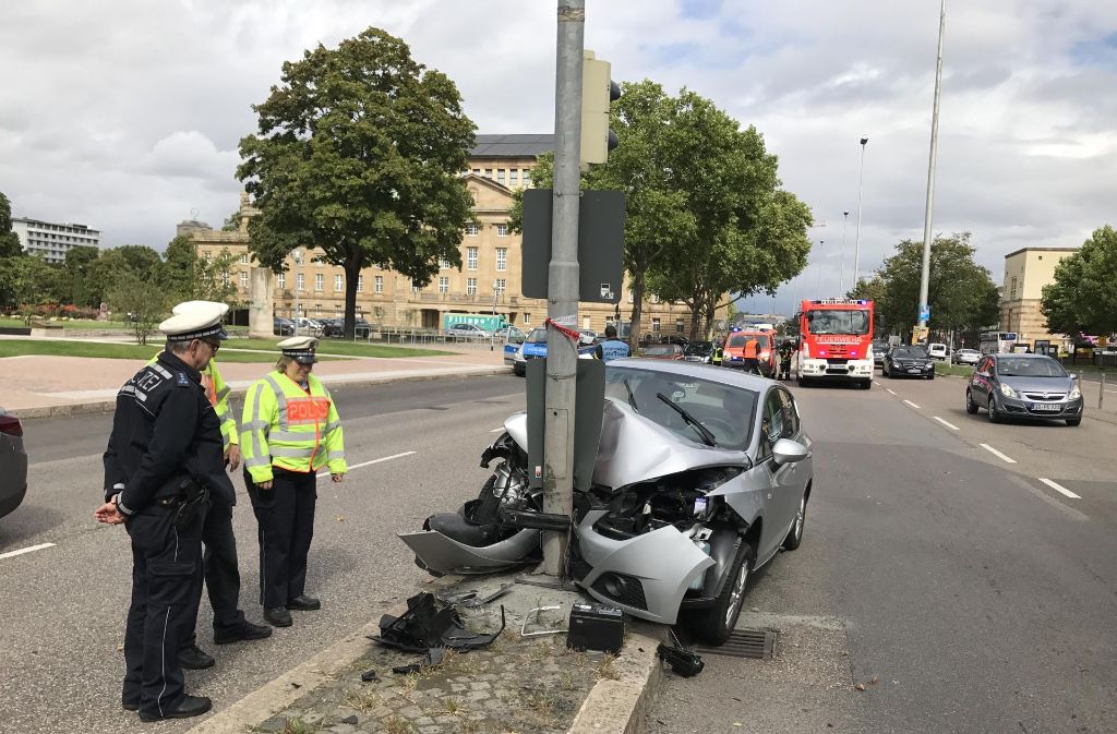 Eine 54-Jährige fuhr am Montagmittag gegen einen Ampelmast in Stuttgart.