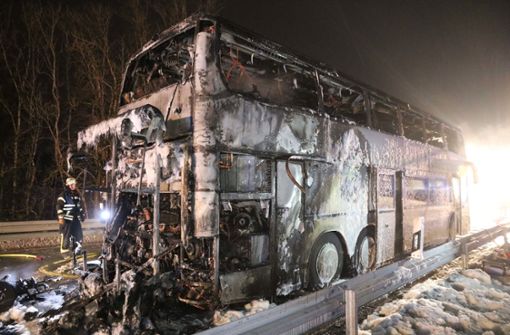 Der Reisebus brannte aus. Foto: Benjamin Liss/NEWS5/dpa