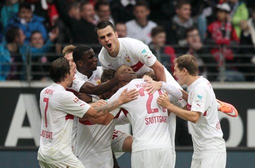 Dem VfB Stuttgart gelingt ein 5:4 (2:1) in einem spektakulären Spiel bei Eintracht Frankfurt. Foto: dpa