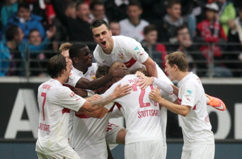 Dem VfB Stuttgart gelingt ein 5:4 (2:1) in einem spektakulären Spiel bei Eintracht Frankfurt.