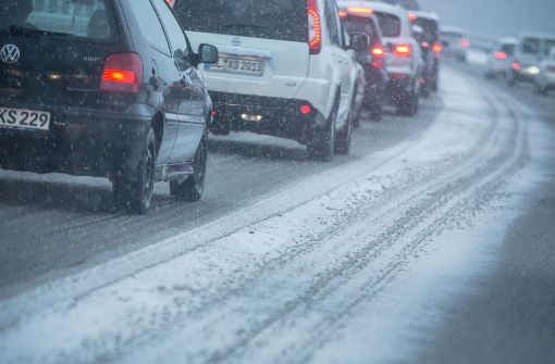 Bei Schnee und Glätte ist man auf den Straßen meist langsamer unterwegs – und kommt vielleicht sogar zu spät zur Arbeit. Foto: Lichtgut/Leif Piechowski