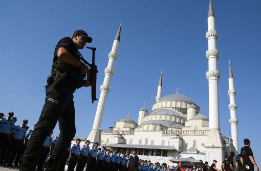 Türkische Polizisten in Ankara – dort gab es offenbar zahlreiche Festnahmen nach dem Putsch. Foto: AFP