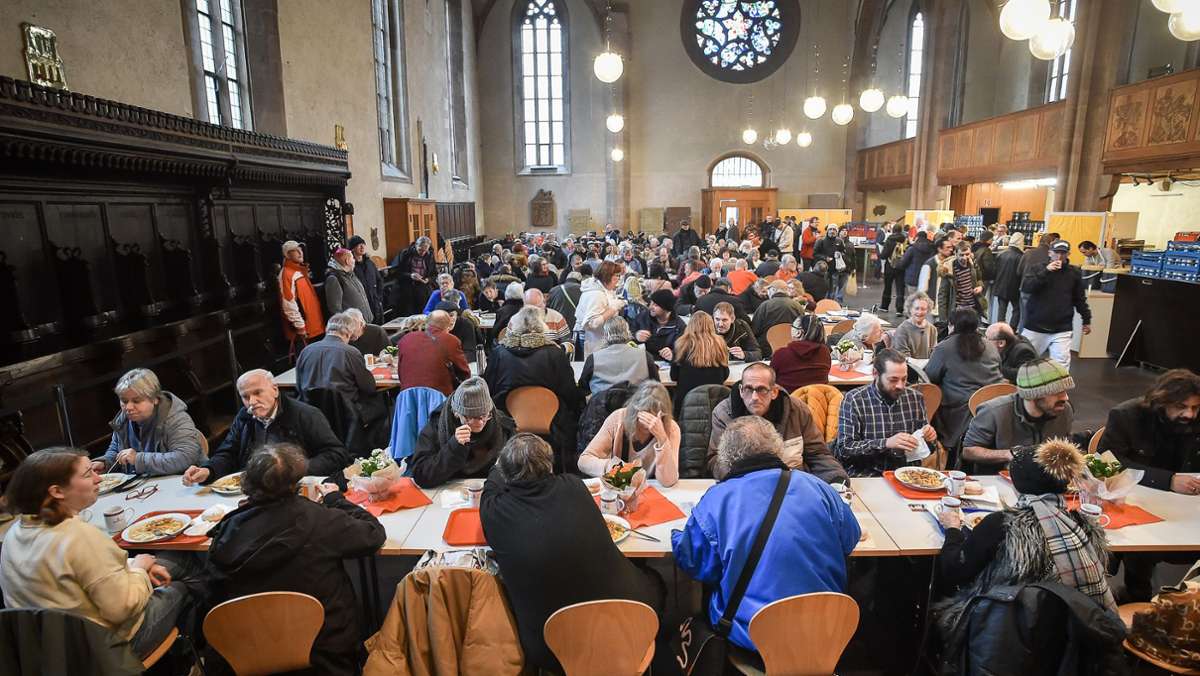Vesperkirche in Stuttgart: Menschen in Not bekommen etwas zu essen
