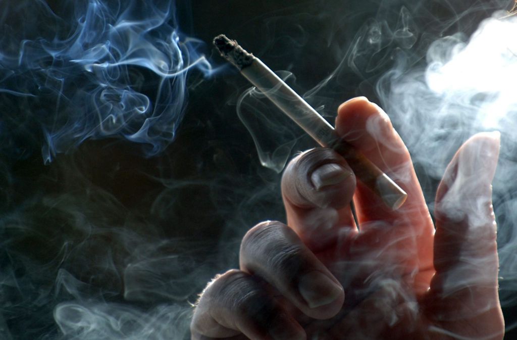 Belästigt ein Mieter durch zu viel Zigarettenrauch seine Nachbarn, darf ihm die Wohnung gekündigt werden. Das hatte das Amtsgericht Düsseldorf am 31. Juli 2013 entschieden. Foto: dpa