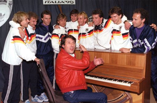 Bei früheren Weltmeisterschaften haben die deutschen Fußball-Nationalspieler auch schon mal mitgesungen – hier zusammen mit Udo Jürgens vor der WM 1990 in Italien. Foto: dpa