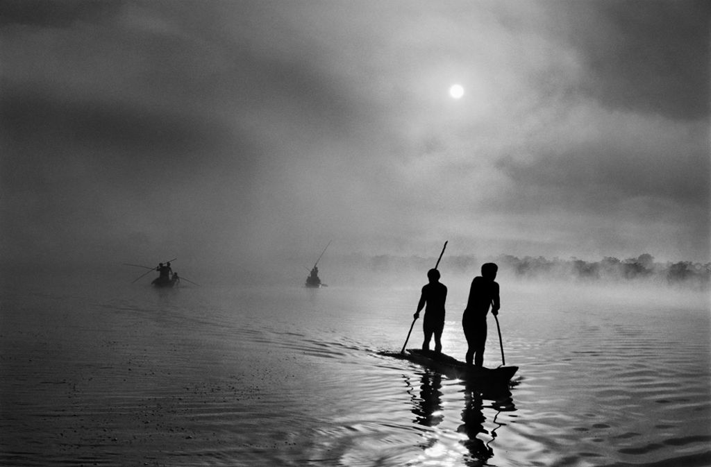 Brasilien: Auf diesem Bild vom brasilianischen Fotografen Sebastiao Salgado angelt eine Gruppe Waura-Indigene am Piulaga-See, nahe ihres Dorfes.