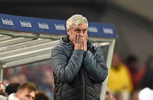 Was nun, Armin Veh? Der VfB-Trainer hat gegen Augsburg viel probiert – und erneut verloren Foto:  