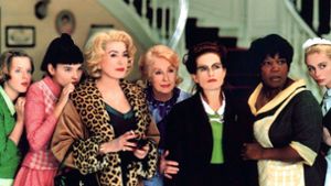 Die Schauspielerinnen (von links) Ludivine Sagnier, Virginie Ledoyen, Catherine Deneuve, Danielle Darrieux, Isabelle Huppert, Firmine Richard und Emmanuelle Beart in einer Szene des Films „8 Femmes“ (“Acht Frauen“). Foto: dpa