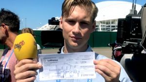 Ludvig Holmberg, Journalist aus Schweden, zeigt einen selbst angefertigten Boardingpass für einen Rückflug für deutsche Spieler, nachdem sie ihr Gruppenspiel bei der Fußball WM gegen Schweden verloren haben sollten. Foto: dpa