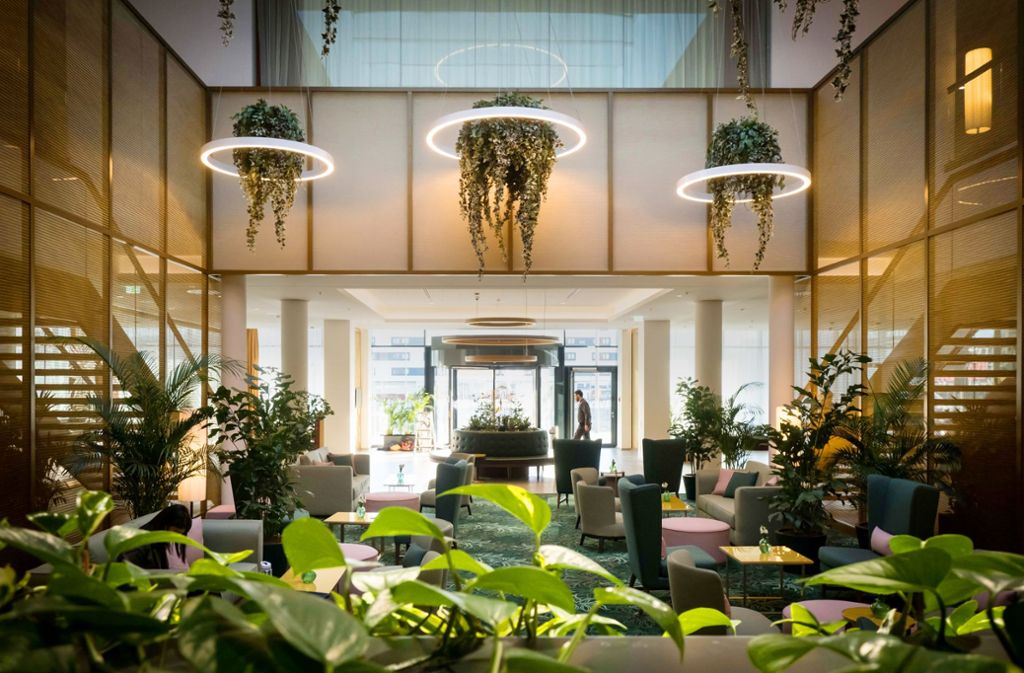 Der Eingangsbereich des neuen Mövenpick-Hotels: Unter dem Einfluss des Designers Matteo Thun wurde er als grüne Oase konzipiert.