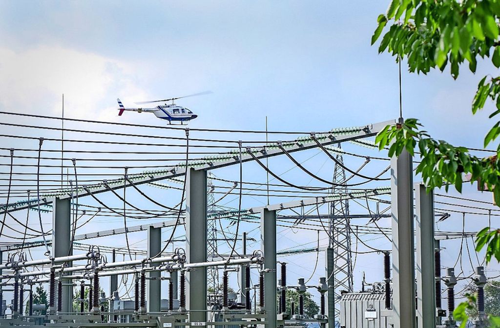 Hubschrauberpiloten Kontrollieren Stromnetz Hochspannung Aus Der