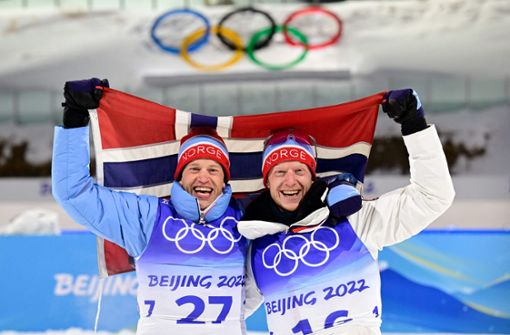 Johannes Thingnes Bö (rechts) und sein Bruder Tarjei Bö schrieben olympische Geschichte. Foto: AFP/TOBIAS SCHWARZ